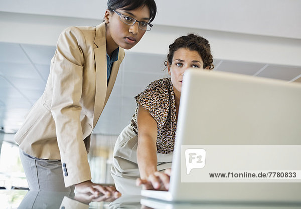Businessfrauen nutzen gemeinsam den Laptop