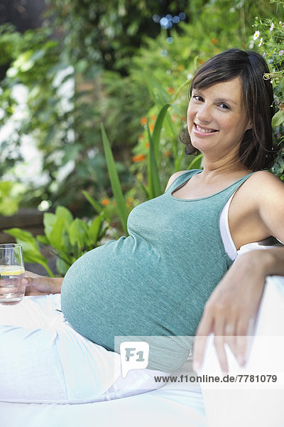 Schwangere Frau entspannt sich im Freien
