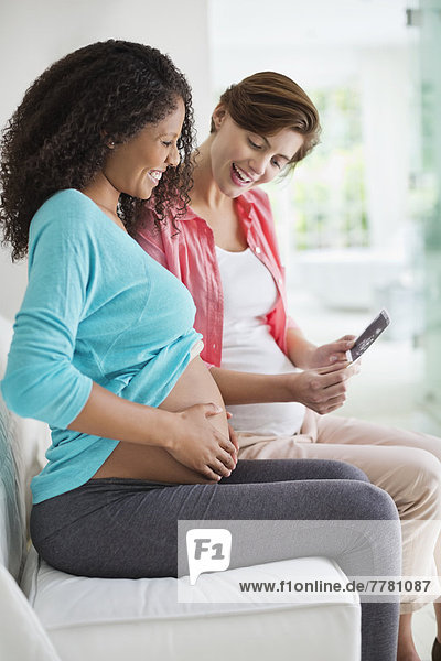 Schwangere Frauen bei der Untersuchung des Sonogramms