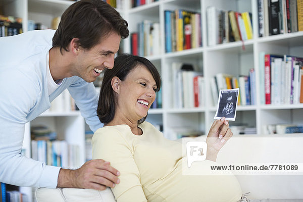 Schwangere Frau mit Freund-Sonogramm