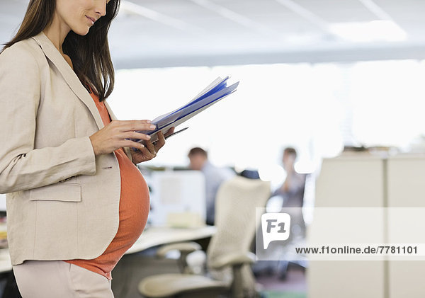 Schwangere Geschäftsfrau  die im Büro arbeitet