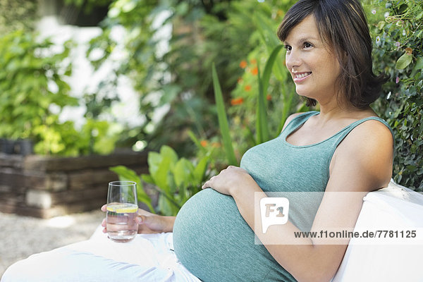 Schwangere Frau entspannt sich im Freien