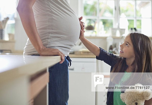 Mädchen mit schwangeren Mutterbauch