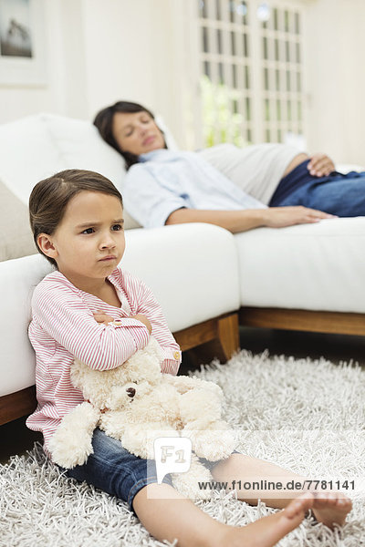 Wütendes Mädchen beim Fernsehen mit Mutter