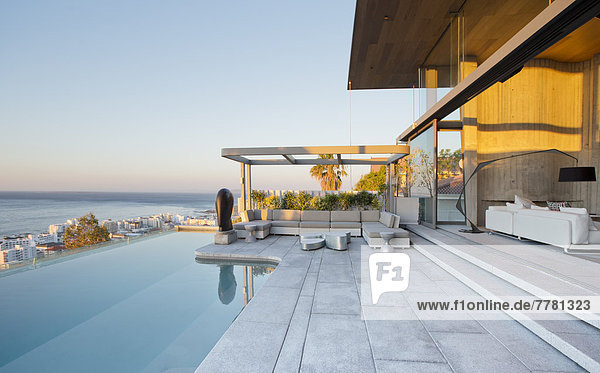 Infinity Pool und Terrasse des modernen Hauses
