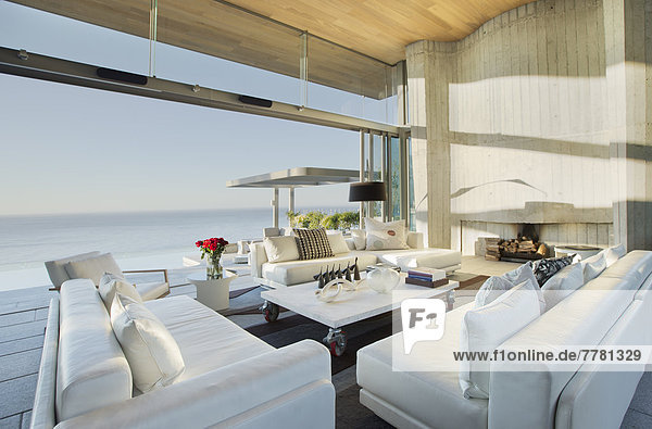 Sofas und Tisch auf moderner Terrasse