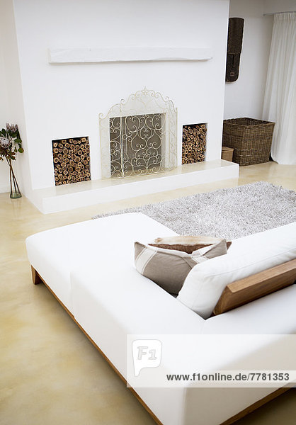 Sofa und Kamin im modernen Wohnzimmer