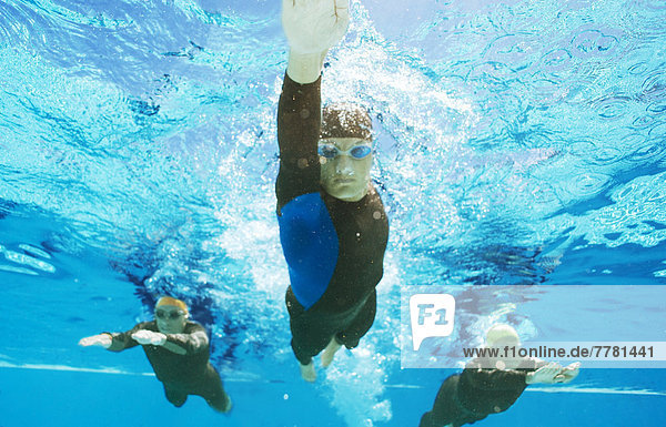Triathleten in Trikots unter Wasser