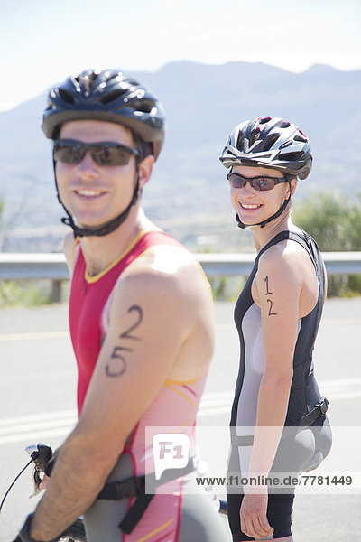 Radfahrer lächeln vor dem Rennen