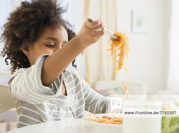Teller  amerikanisch  Spaghetti  essen  essend  isst  Mädchen