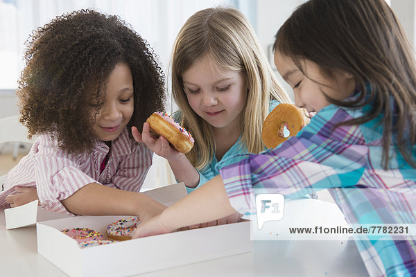 Zusammenhalt  Küche  Mädchen  Donut  essen  essend  isst
