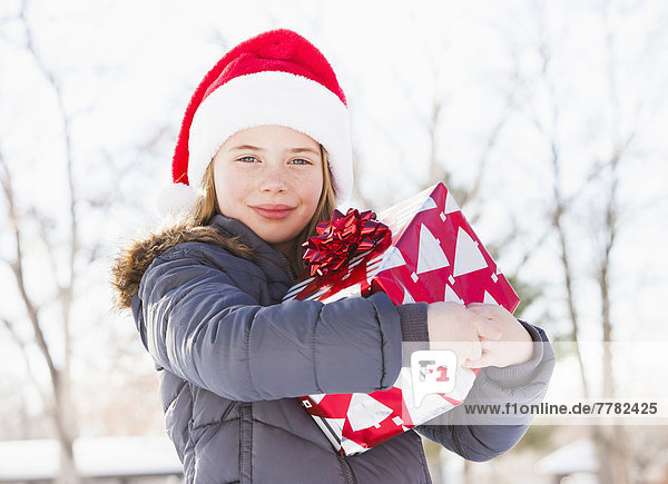 Geschenk Europäer Hut halten Weihnachten Mädchen
