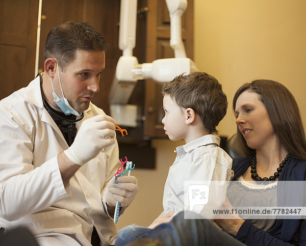 Junge - Person  Büro  Zahnarzt  Untersuchung