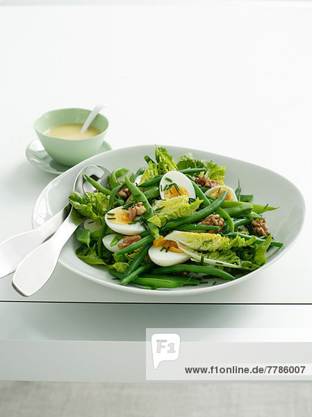 Salat aus grünen Bohnen und Walnüssen