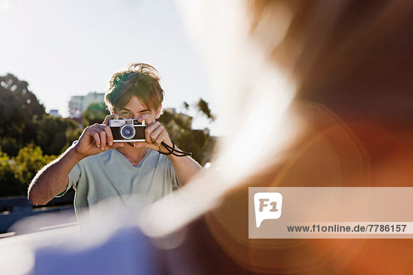 Junger Mann beim Fotografieren