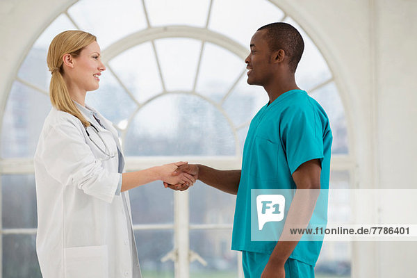 Zwei Ärzte beim Händeschütteln