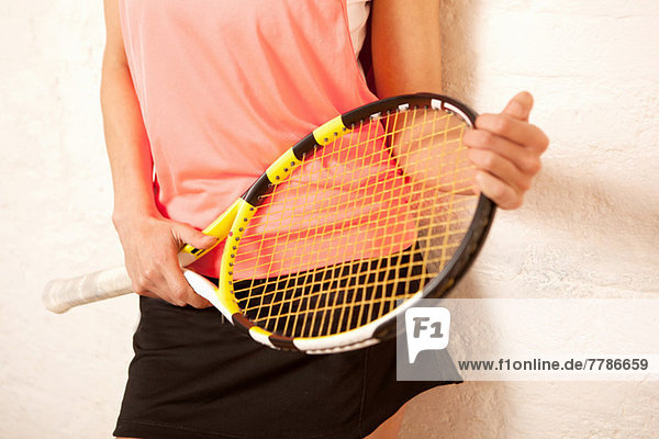 Junge Frau mit Tennisschläger
