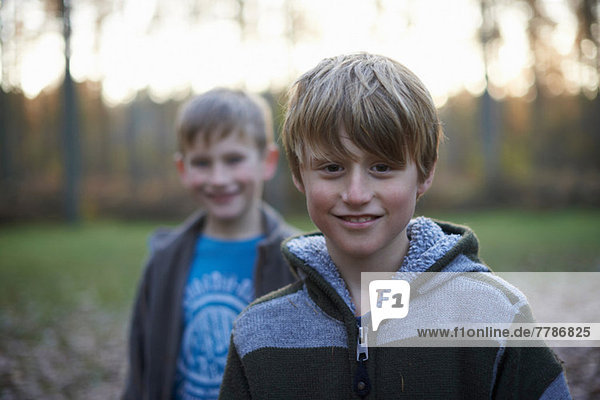 Portrait von Jungen im Wald