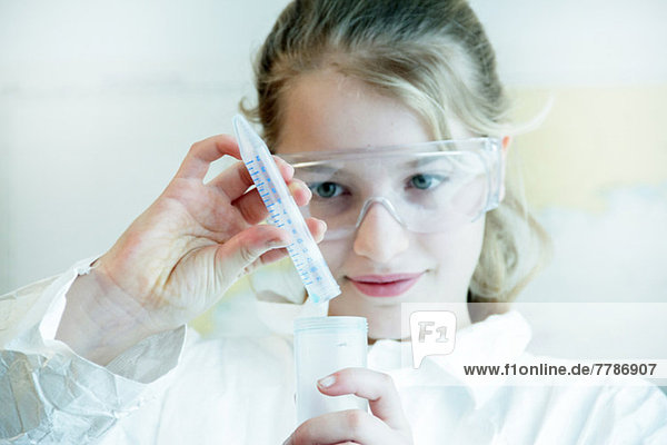 Mädchen mit Schutzbrille beim wissenschaftlichen Experiment