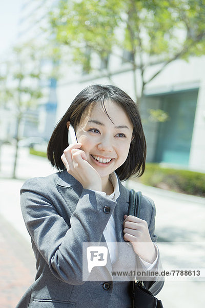Geschäftsfrau auf Telefon