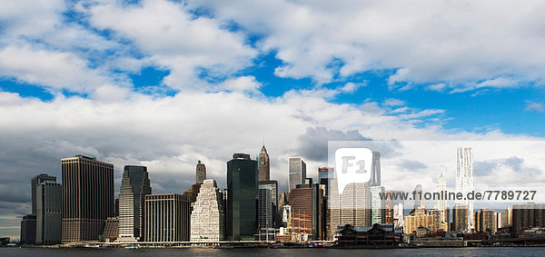 Panoramablick auf die Skyline von Manhattan  New York City  USA