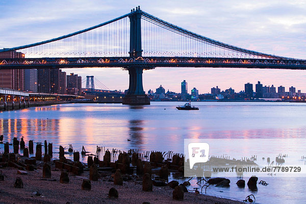 Manhattanbrücke bei Sonnenuntergang  New York City  USA