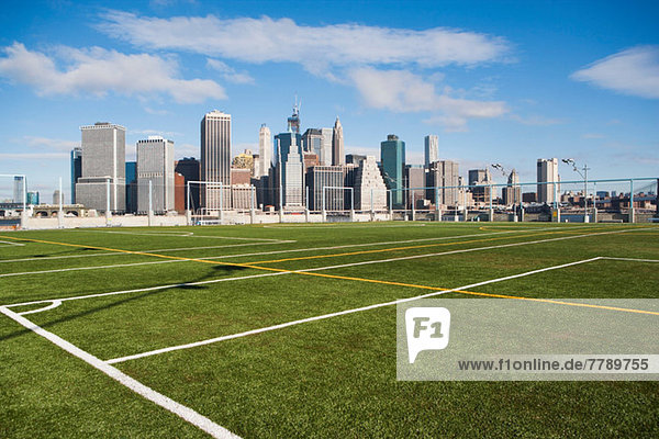 Fußballplätze und Skyline von Lower Manhattan  New York City  USA
