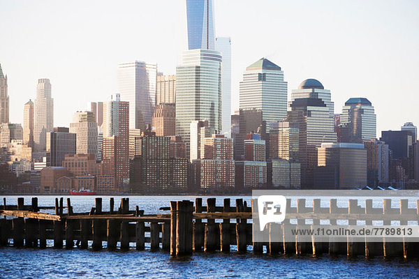 Alter Pier und Skyline von Manhattan  New York City  USA