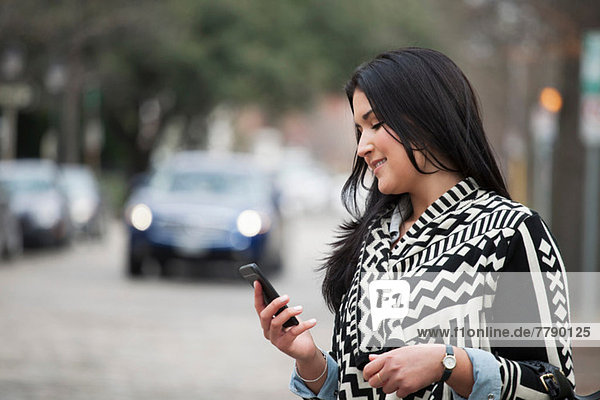 Junge Frau mit Handy