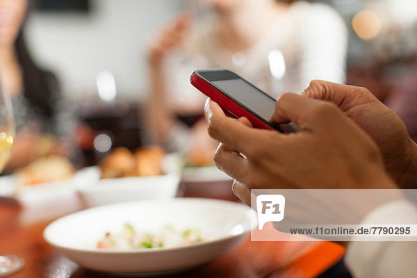 Frau beim Essen mit Freunden texten