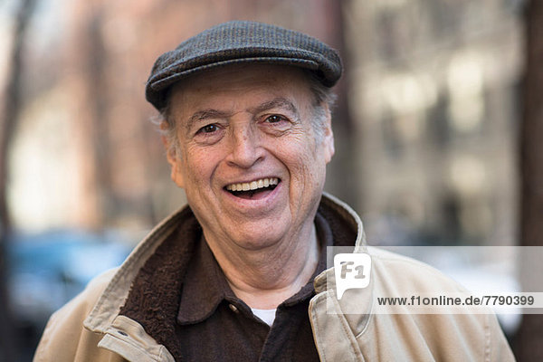 Porträt eines lächelnden älteren Mannes im Freien