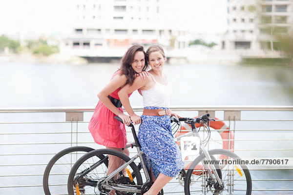 Zwei junge Frauen auf dem Fahrrad