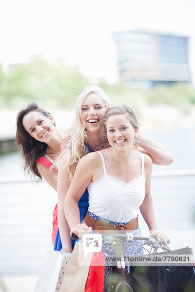 Drei junge Frauen auf dem Fahrrad