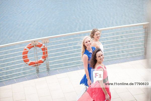 Drei junge Frauen auf der Promenade