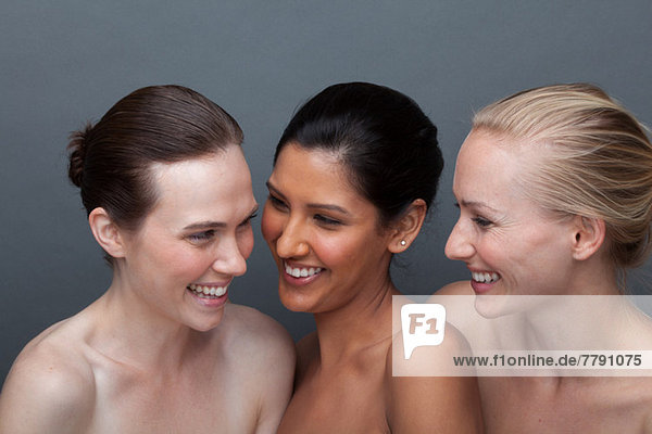 Drei junge Frauen die lachen.