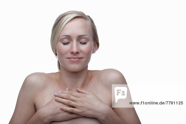 Junge Frau berührt die Brust