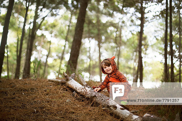 Porträt eines männlichen Kleinkindes im Tigeranzug beim Spielen im Wald