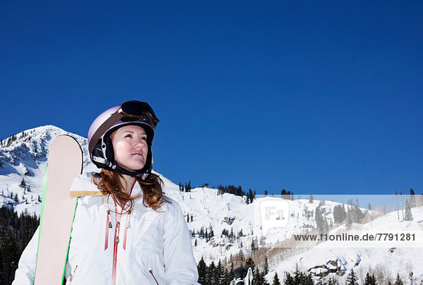 Junge Frau mit Snowboard im Skigebiet Brighton  Utah  USA