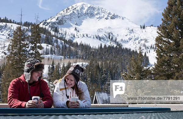 Junges Paar mit heißen Getränken im Skigebiet Brighton  Utah  USA