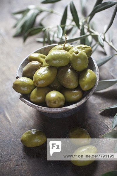 Grüne Oliven in einem Keramikschälchen