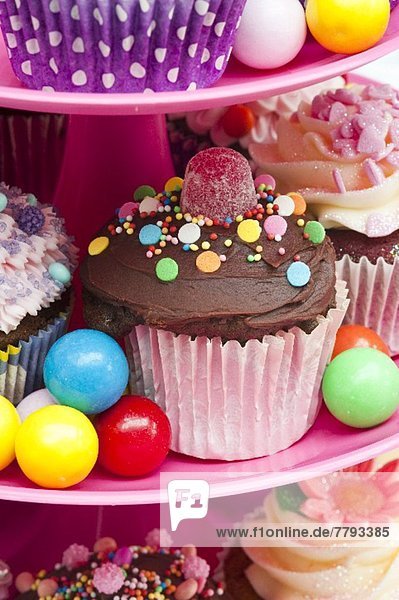 Farbaufnahme Farbe Party Süßigkeit Kuchenplatte cupcake