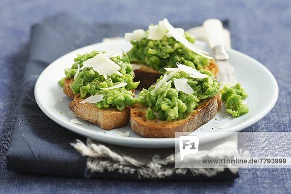 Crostini with peas and parmesan