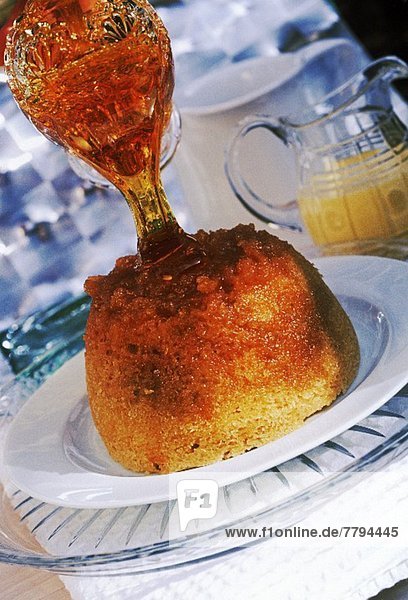 Englischen Pudding mit Golden Syrup begiessen