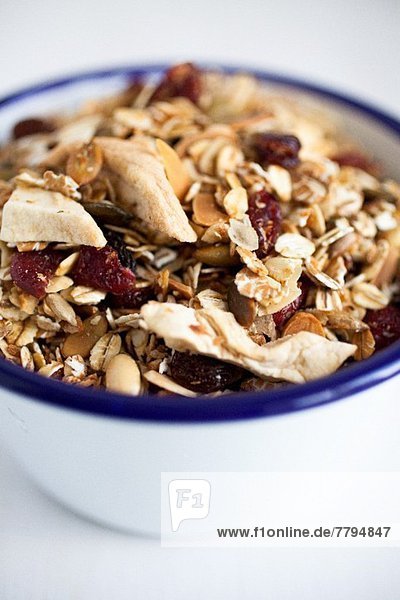 Müsli aus Haferflocken  Trockenfrüchten  Kokos und Sonnenblumenkernen