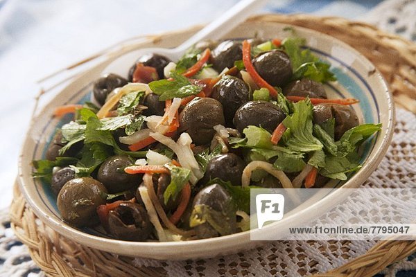 Olivensalat mit Gemüse