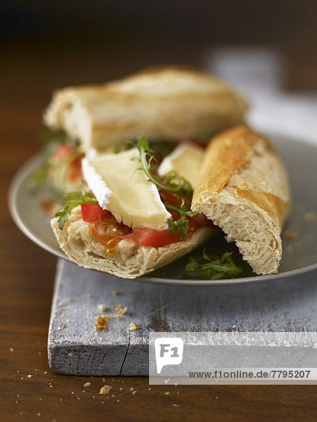 Baguettesandwich mit Brie und Tomaten