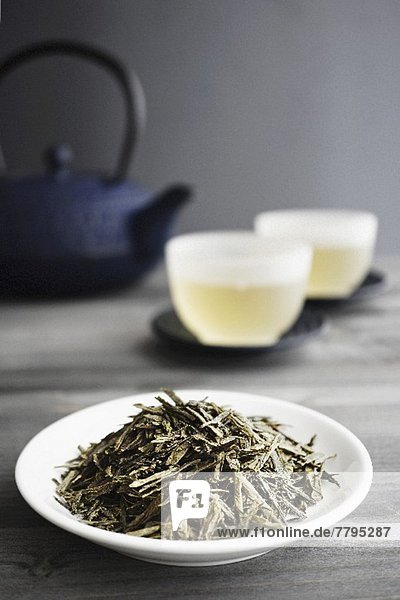 Zwei Tassen Grüntee  Teeblätter und japanische Teekanne