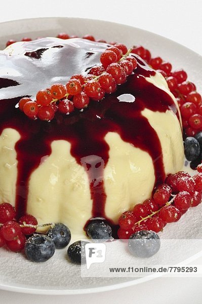 Mandel-Vanille-Pudding mit roten Johannisbeeren