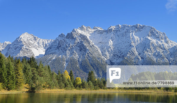 Berg  See  Karwendelgebirge  Bayern  Deutschland  Oberbayern  Werdenfelser Land