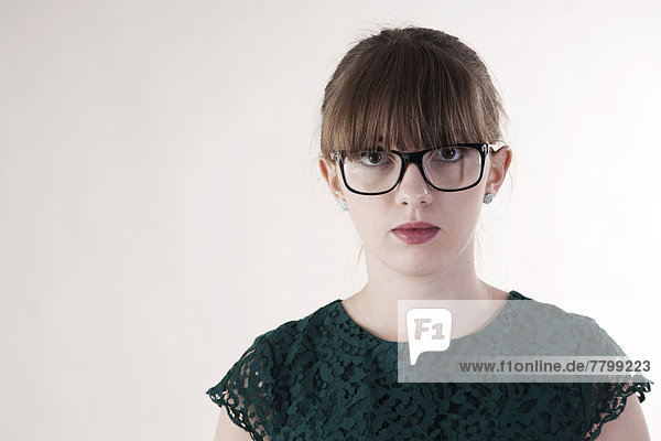 Portrait  Frau  Blick in die Kamera  Brille  jung  Kleidung